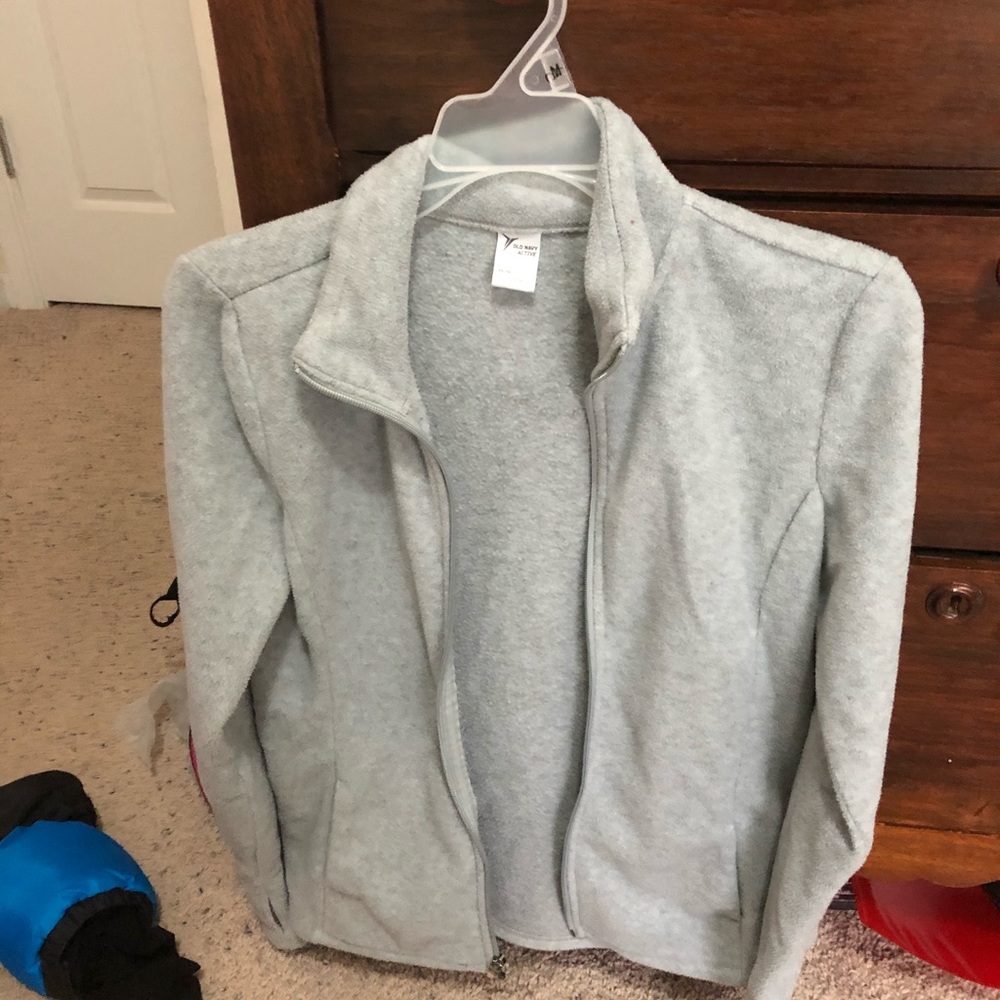 gray fleece jacket